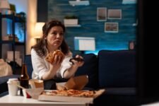 This Might Be Why You Can’t Stop Binge Eating at Night